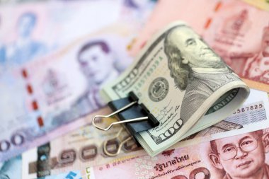 Tayland baht para birimi faturaları ve biz dolar banknotları yakın. Ekonomi ve döviz kuru kavramı