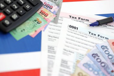 Tayland baht para faturaları ve vergi formlu hesap makinesi. Vergi ve muhasebe kavramı