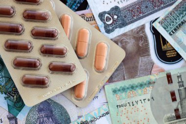 Mısır para birimi faturaları ve ilaç hapları yakında. İlaç ve eczane kavramı