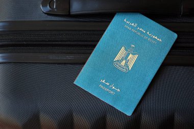 Seyahat bagajındaki Mısır pasaportu. Seyahat ve tatil kavramı