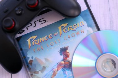 KYIV, UKRAINE - SEPTEMBER 8, 2025 İran Prensi Kayıp Crown video oyunu ahşap masa üzerinde duruyor.