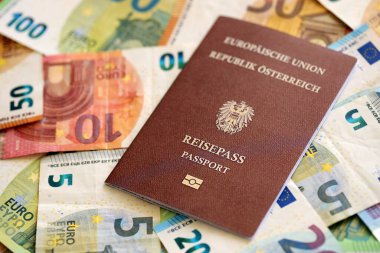 Avusturya pasaportu büyük miktarlarda avroya yakın para banknotlarına dayanıyor. Avrupa 'da zengin yaşam ve seyahat kavramı