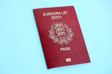 Açık mavi kağıtta Estonya pasaportu yakın plan. Avrupa 'da vatandaşlık ve seyahat kavramı