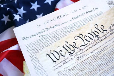 Amerika 'nın Bağımsızlık Bildirgesi ile ilgili tarihi Washington DC belgeleri 4 Temmuz 1776' da ABD bayrağında kapanıyor.