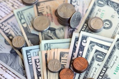 Yarım dolar ve bir dolar da Amerikan doları banknotlarının üstüne. Bozuk para ve kağıt para. Amerika Birleşik Devletleri 'nde ABD Doları nakit, finans ve ekonomi