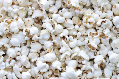 Peynirli tuzlanmış patlamış mısır. Kırsal bir masada ev yapımı lezzetli patlamış mısır yığını.