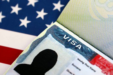 VISA ABD 'ye ve Amerika Birleşik Devletleri bayrağına. Amerika 'yı ziyaret etmek için iş ve seyahat belgeleri. Göçmenlik vizesi