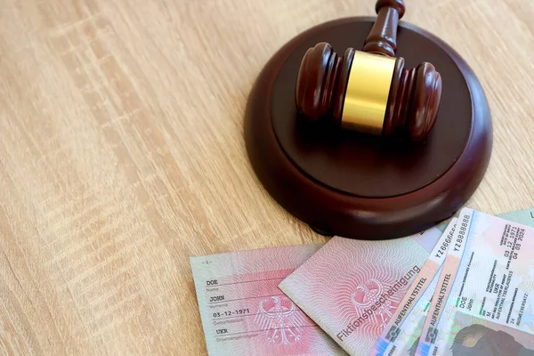KYIV, UKRAINE - 31 AĞUSTOS 2025 Alman geçici oturma izni Yargıç Hammer 'ın elinde. Fiktionsbescheinigung ve Aufenthaltstitel