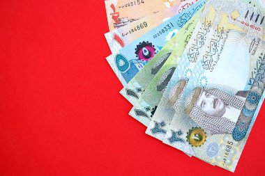 Bahreyn dinar para faturaları büyük miktarda kırmızıya yakın çekim. Finans ve bankacılık kavramı