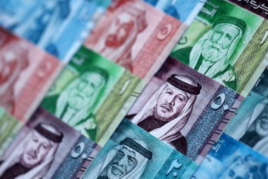 Ürdün Dinarı para birimi faturaları. JOD para birimi banknotları farklı değerler ile yığın halinde yakın