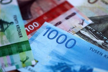 Norveç Kronu para birimi faturaları. NOK para birimi banknotları farklı değerler ile yığın halinde yakın