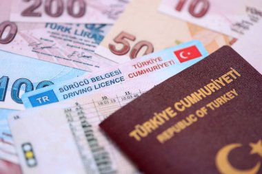 Türkiye 'de sürüş izni kavramı. Pasaportlu ve Türk liralı sürücü belgesi.