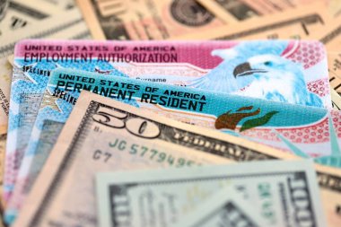 Amerikan dolarları. Kalıcı ikamet ve çalışma izni olan faturalar. Kapatın.