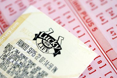 KYIV, UKRAINE - 22 Ekim 2025 Hayat Piyango bileti boş banknotta yakın rakamlar yatar.