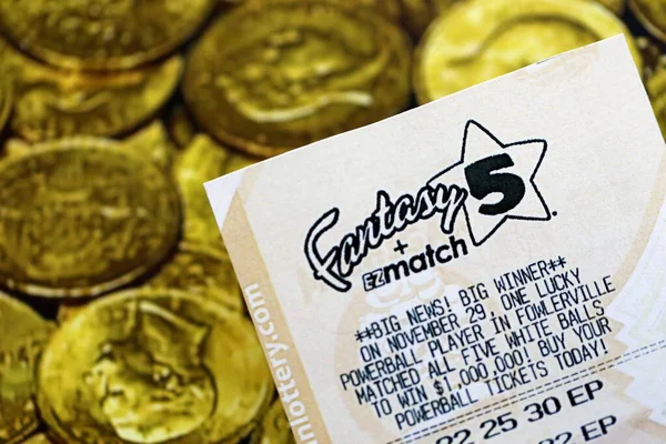 KYIV, UKRAINE - 22 Ekim 2025 Fantezi 5 piyango bileti altın paraların üzerinde yatıyor