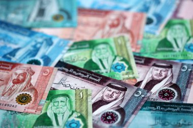 Ürdün Dinarı para birimi faturaları. JOD para birimi banknotları farklı değerler ile yığın halinde yakın