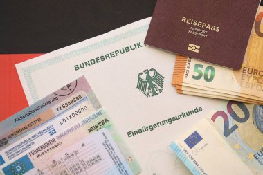 Alman pasaportu ve resmi vatandaşlık belgesinde bir kimlik kartı. Alman vatandaşlığının başarıyla kazanılması için sembolik yakın plan