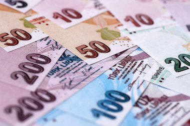 Türk Lirası para faturaları. Farklı değerlere sahip banknotları üst üste koymayı deneyin