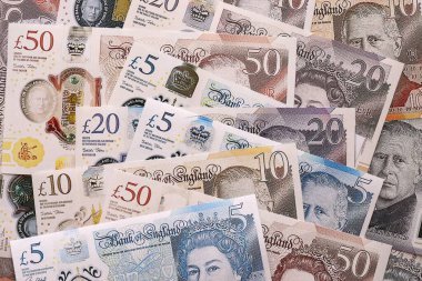 KYIV, UKRAINE - 17 EYLÜL 2025 Büyük miktarda İngiliz sterlin para banknotları