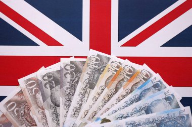 KYIV, UKRAINE - 17 EYLÜL 2025 İngiliz sterlini sendika bayrağında büyük miktarda banknot