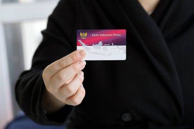 KYIV, UKRAINE - 27 Ocak 2024 Endonezya KIP akıllı Endonezya kartı. Çocuklar ve öğrenciler için kullanılır.