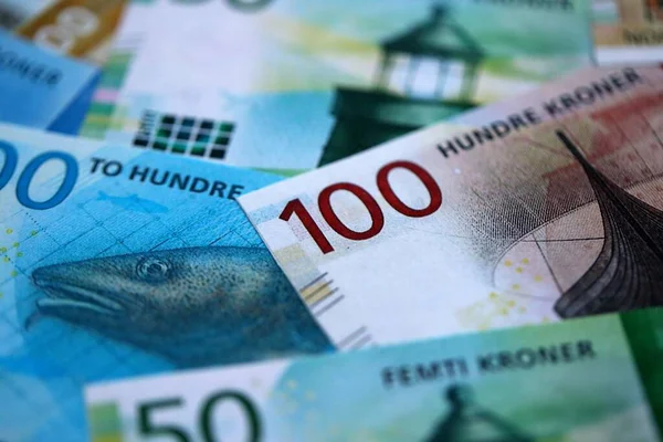 Norveç Kronu para birimi faturaları. NOK para birimi banknotları farklı değerler ile yığın halinde yakın
