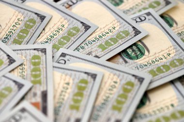 Birleşik Devletler para birimi faturaları. Farklı değerlere sahip banknotlar halinde para birimi banknotlarını kapat