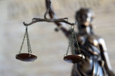 ABD Anayasa sayfasının arka planında terazili Adalet Heykeli. ABD 'de dava ve ceza