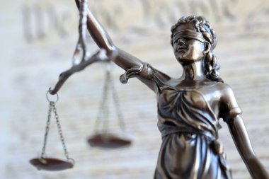 ABD Anayasası 'nın arka planında pulları olan bronz heykeli kapatın. ABD 'de dava ve ceza