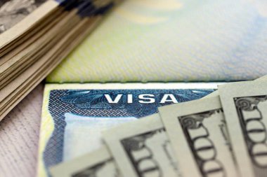 Üzerinde pasaport ve dolar banknotlarında görülen ABD vize etiketi. Göçmenlik ve vize ücretleri kavramı