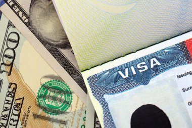 Pasaport kapağını Amerikan vize sayfası ve seyahat arkaplanı olarak 100 dolar ile kapat