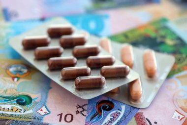 Kuveyt para birimi faturaları ve ilaç hapları yakında. İlaç ve eczane kavramı