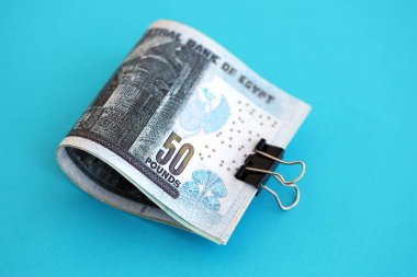 Mısırlı para banknotları büyük miktarda mavi yakın plan üzerinde. Finans ve bankacılık kavramı