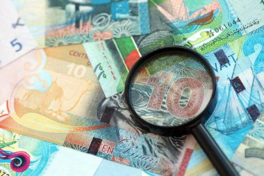 Kuveyt dinarı para birimi faturaları ve büyüteç yakın çekim. Finansal izleme ve vergilendirme kavramı