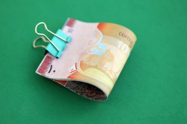 Kuveyt dinarı banknotları büyük miktarda yeşile yakın. Finans ve bankacılık kavramı