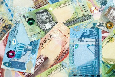 Bahreyn dinar para birimi faturaları. Mevcut banknotlar masanın üzerinde büyük miktarda yatıyor.