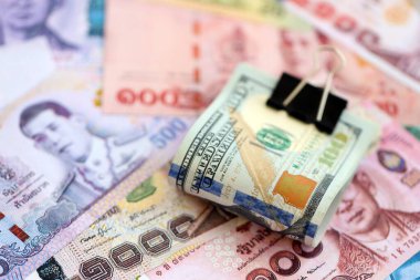 Tayland baht para birimi faturaları ve biz dolar banknotları yakın. Ekonomi ve döviz kuru kavramı