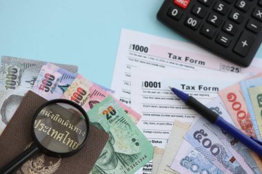 Tayland baht para faturaları ve mavi üzerine yakın vergi formlu hesap makinesi. Vergi ve muhasebe kavramı