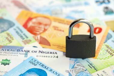Nijerya naira para birimi faturaları ve asma kilit. Yaptırım ve mali güvenlik kavramı