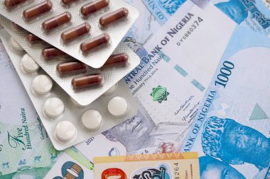 Nijerya naira para birimi faturaları ve ilaç hapları yakında. İlaç ve eczane kavramı