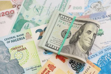 Nijerya naira para birimi faturaları ve biz dolar banknotları yakın çekim. Ekonomi ve döviz kuru kavramı