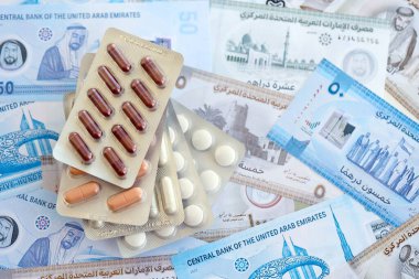 Birleşik Arap Emirlikleri kara para birimi faturaları ve ilaç hapları yakında. İlaç ve eczane kavramı