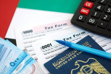 Birleşik Arap Emirlikleri kara para faturaları ve vergi formlu hesap makinesi. Vergi ve muhasebe kavramı