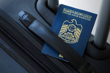 Birleşik Arap Emirlikleri pasaportu seyahat bagajında. Seyahat ve tatil kavramı