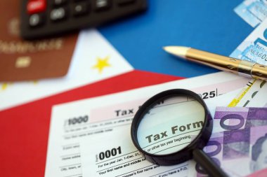 Filipinler pezosu para faturaları ve vergi formlu hesap makinesi. Vergi ve muhasebe kavramı