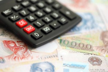 Vietnam dong para birimi faturaları ve hesap makinesi kapatılıyor. Vergilendirme ve para sayımı kavramı