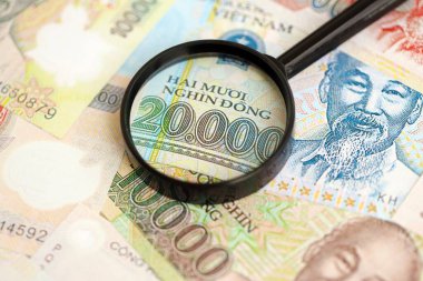 Vietnam dong para birimi faturaları ve büyüteç yakın çekim. Finansal izleme ve vergilendirme kavramı