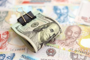 Vietnam dong para banknotları ve biz dolar banknotları yakın yakın. Ekonomi ve döviz kuru kavramı