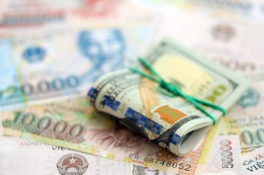 Vietnam dong para banknotları ve biz dolar banknotları yakın yakın. Ekonomi ve döviz kuru kavramı