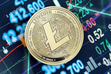 KYIV, UKRAINE - 9 Ekim 2025 LTC Litecoin şifreli para etiketi grafik değerleri pankartıyla. Modern kripto parası kavramı